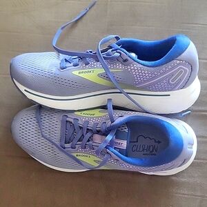 Almost new Brooks Ghost 14 neutral running shoe in Purple Impression Women's 10